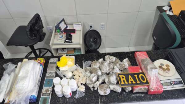 CPRaio apreende 4 kg de drogas e revólver no bairro Serrinha, em Fortaleza