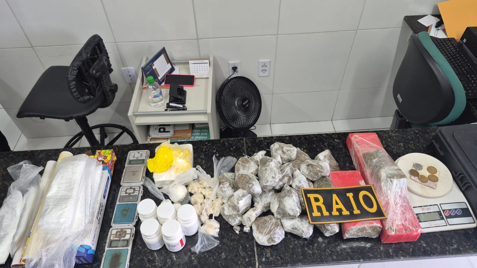 CPRaio apreende 4 kg de drogas e revólver no bairro Serrinha, em Fortaleza