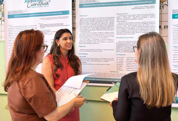 Residentes médicos da Rede Sesa compartilham experiências em jornada científica