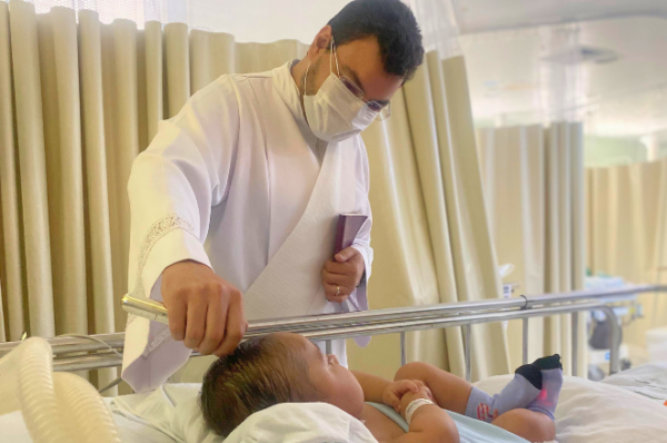 Hospital Regional Norte realiza desejo de família de paciente e viabiliza batizado de bebê internado