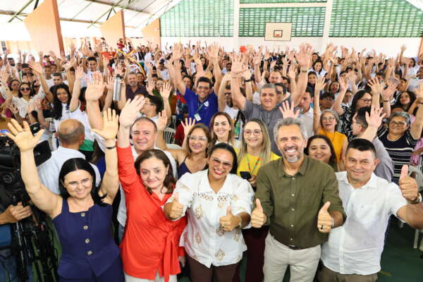 Em Paramoti, Governo do Ceará entrega Areninha e tablets para estudantes do Ensino Médio