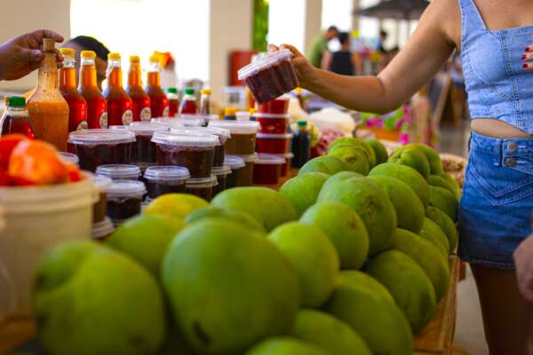 Mulher Barbada faz tributo à Alcione e Beth Carvalho no Mercado AlimentaCE neste domingo (5)