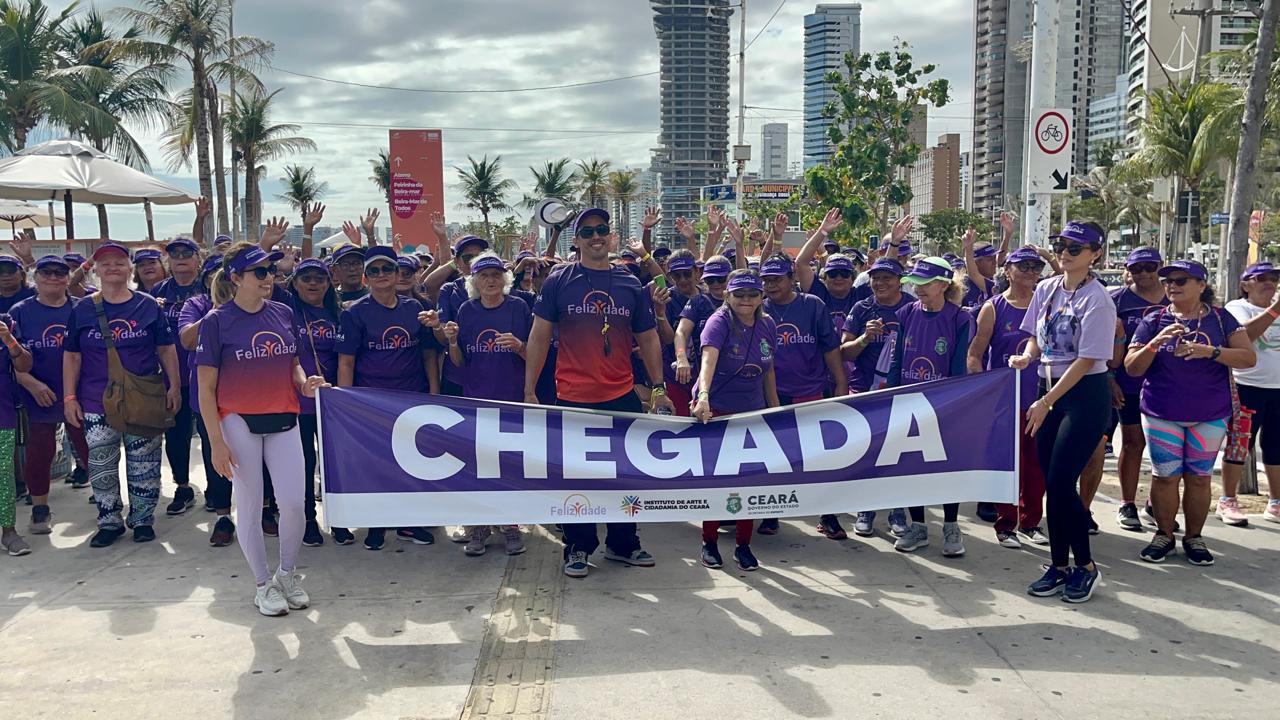 300 pessoas participam da 1ª Caminhada do Projeto FelizIdade em alusão ao Dia da Pessoa Idosa