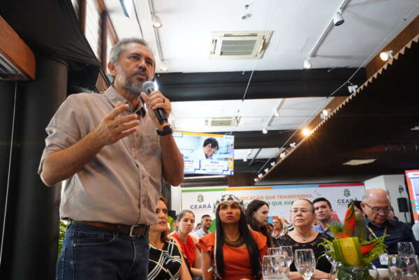 “Uma educação de qualidade significa professores valorizados”, celebra Elmano de Freitas ao anunciar antecipação de promoção e outras medidas