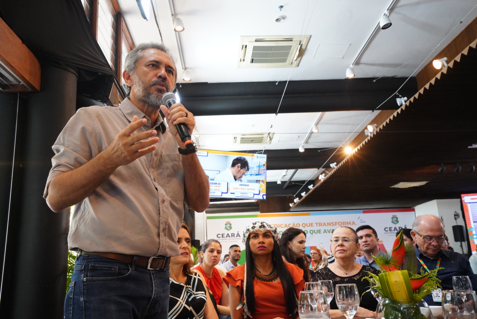 “Uma educação de qualidade significa professores valorizados”, celebra Elmano de Freitas ao anunciar antecipação de promoção e outras medidas