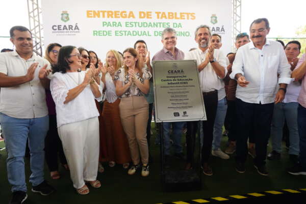 População de Itapiúna comemora entrega de CEI e tablets para estudantes da 1ª série do Ensino Médio