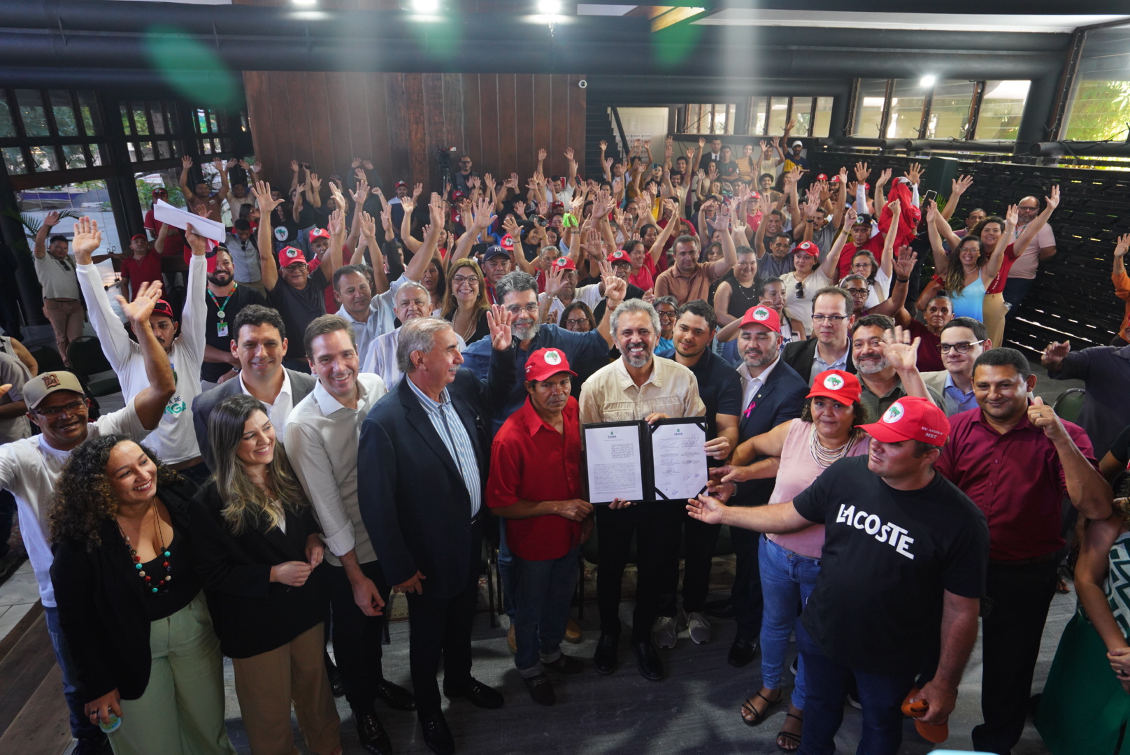 Governo do Ceará recebe doação de terreno para criação de reserva sustentável e regularização fundiária de 150 famílias em Amontada