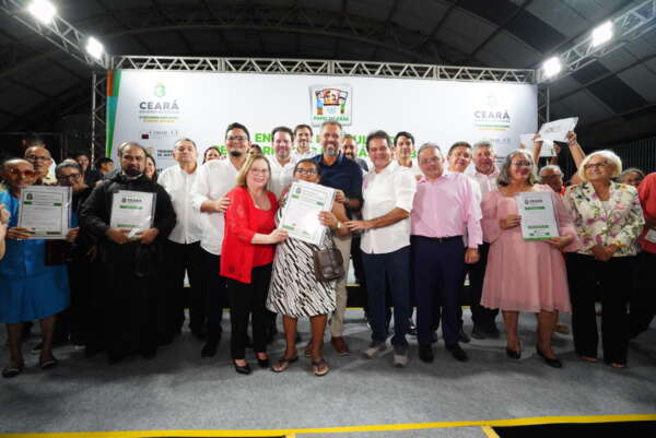 Programa Papel da Casa beneficia 333 famílias com a entrega de títulos de regularização fundiária