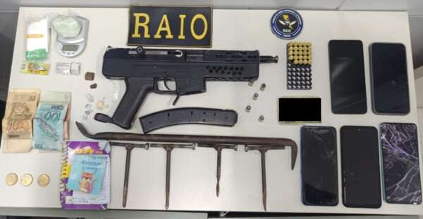 PMCE prende homem com submetralhadora artesanal, munições e drogas em Itapipoca