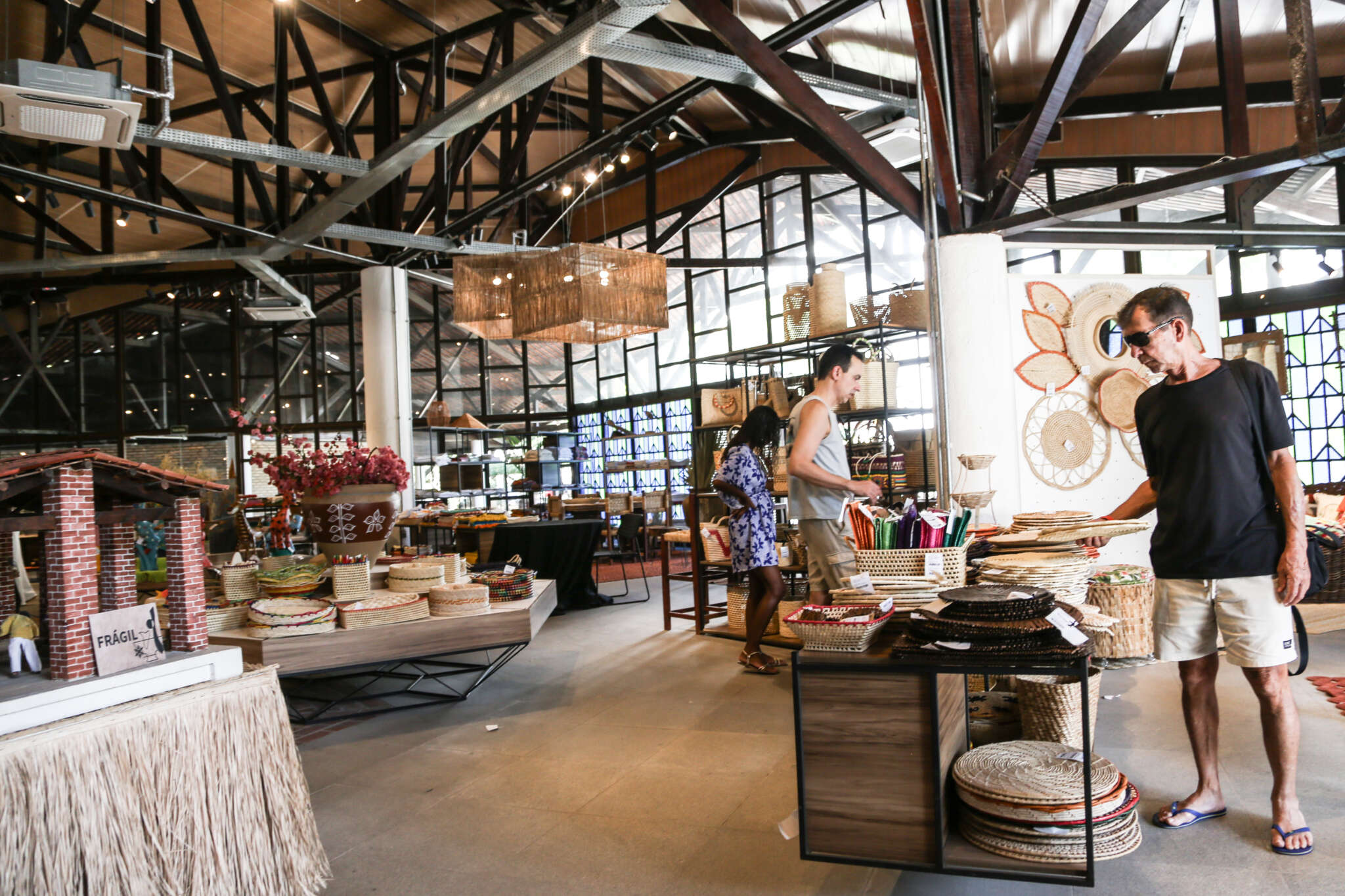 Artesãos cearenses apresentam técnicas em argila, bordado e couro na Galeria CeArt