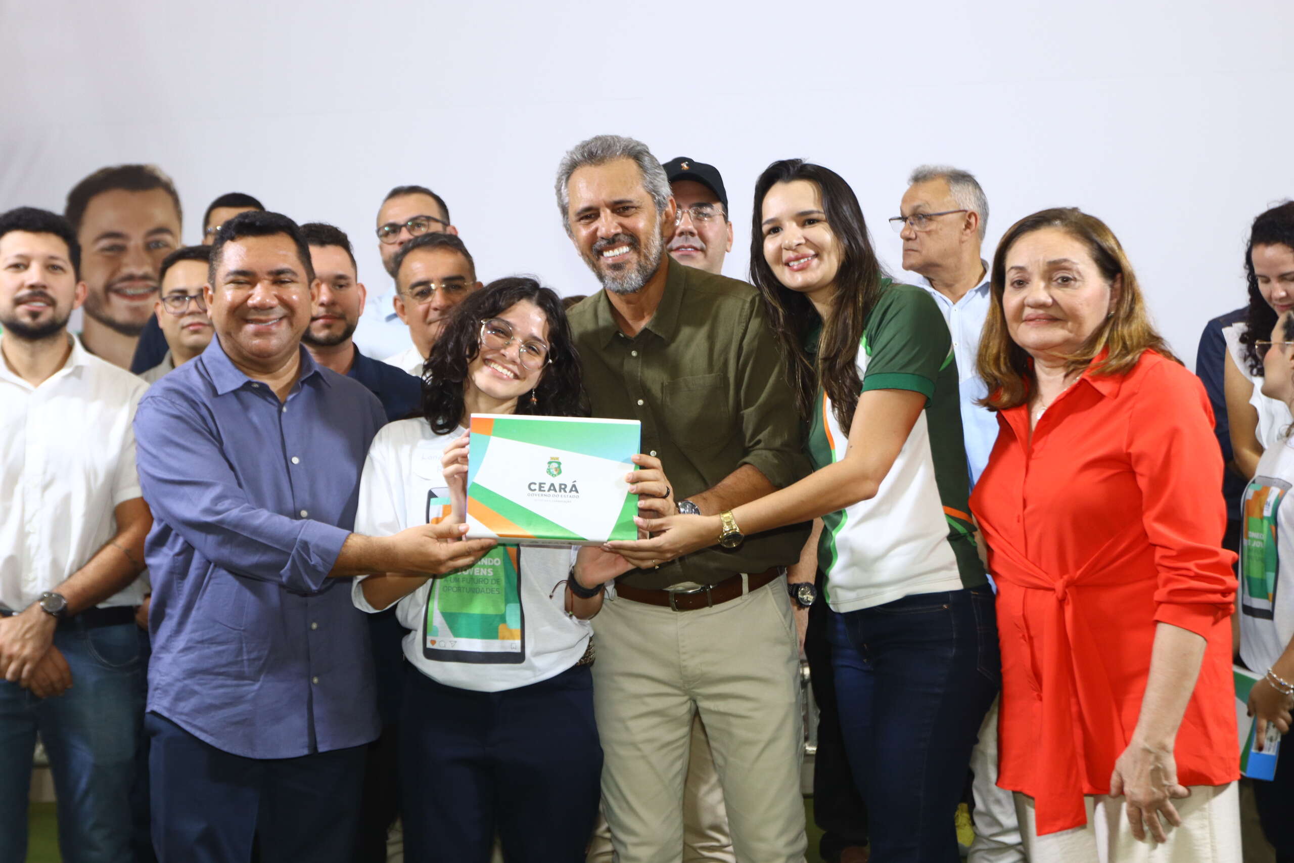 Governo do Ceará realiza primeira entrega de tablets a estudantes da 1ª série do Ensino Médio em Itapajé