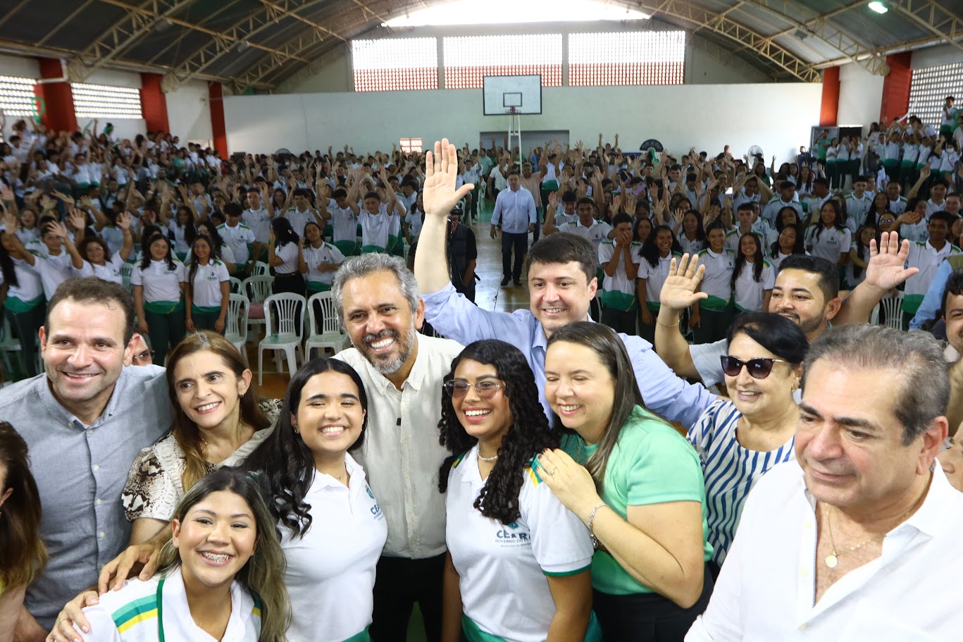 Governador Elmano de Freitas realiza entrega de tablets a alunos da 1ª série do Ensino Médio em Aracoiaba