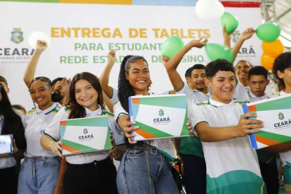 Em Martinópole, Governo do Ceará entrega tablets para estudantes e Areninha