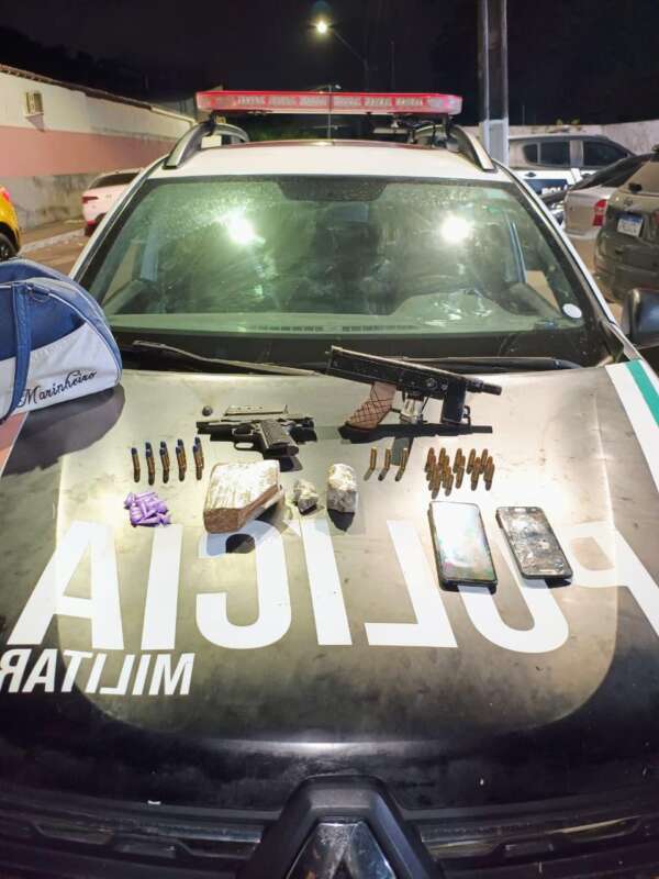 PMCE captura dupla em posse de armas e drogas em Caucaia