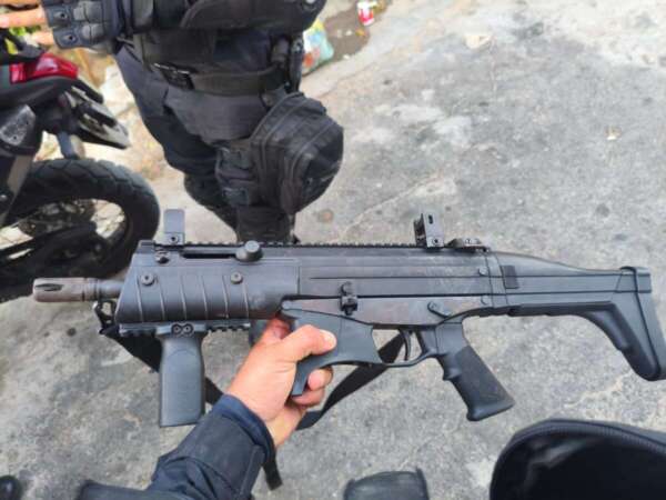 Policiais militares apreendem arma de fogo, munições e drogas no bairro Moura Brasil