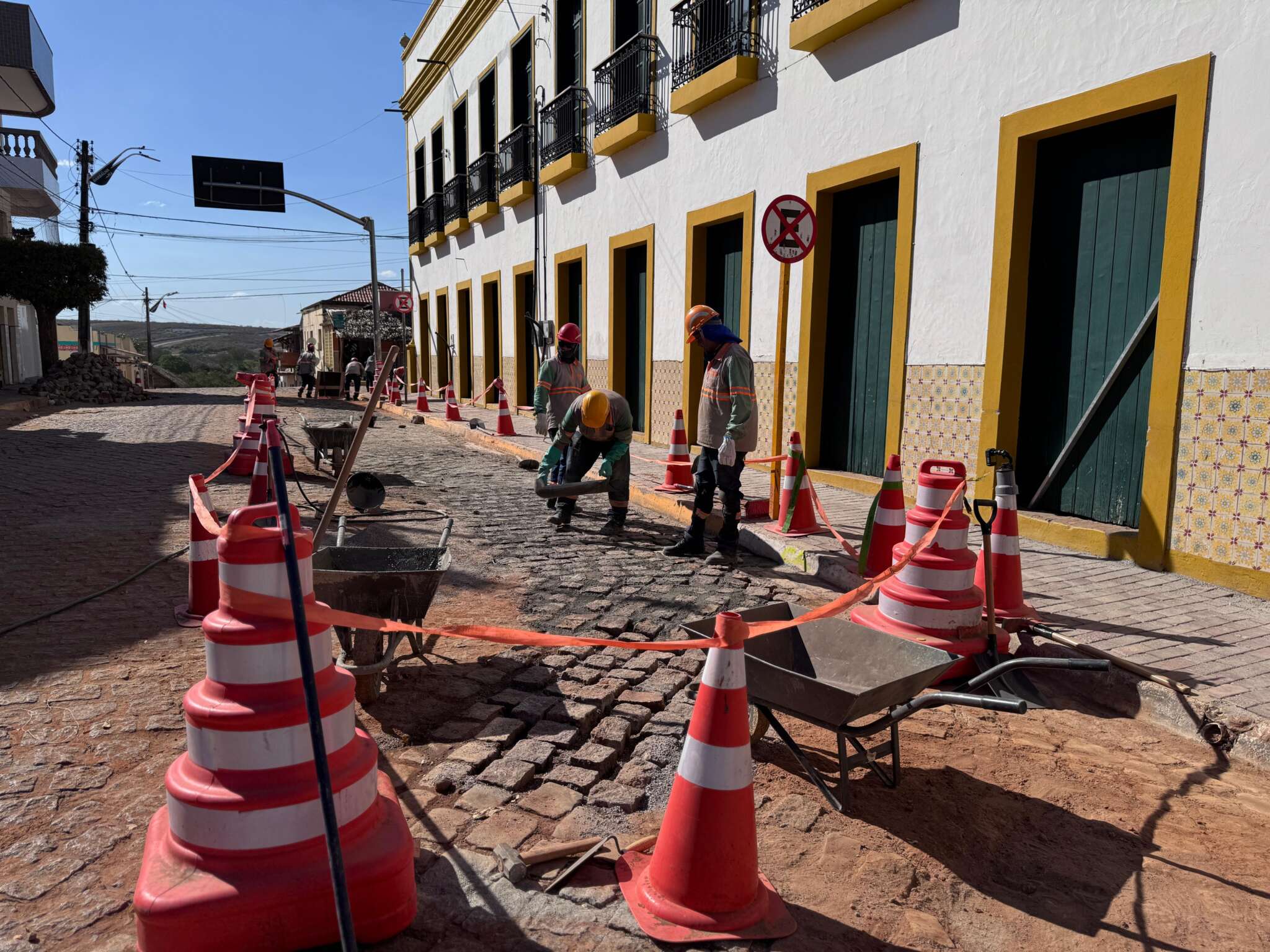 Obras de modernização levam fiação subterrânea ao Centro Histórico de Barbalha