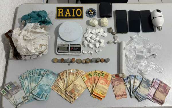 Ação da Polícia Militar resulta em prisão de casal e na apreensão de drogas em Jaguaruana