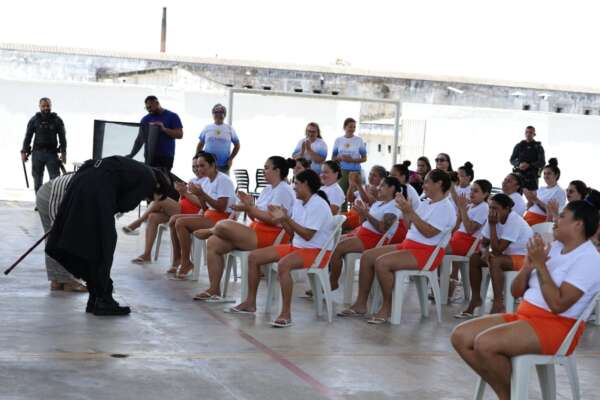 Internas da Unidade Feminina de Aquiraz recebem espetáculo da 23ª Mostra de Teatro Transcendental