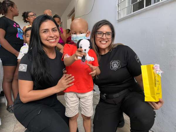 Crianças de associação comunitária ganham brinquedos confeccionados por internos da UP Pacatuba