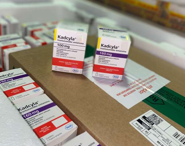 Ceará recebe primeiro lote de medicamento inovador para tratamento do câncer de mama no SUS