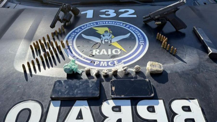 PMCE captura trio suspeito de homicídio e apreende armas e drogas em Itarema