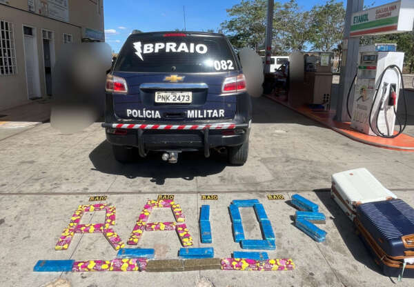 PMCE apreende 37 tabletes de maconha em ônibus interestadual