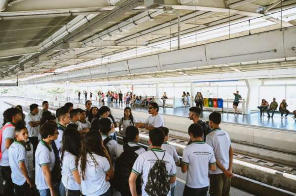 Metrofor recebe alunos da rede pública para aulas de História e Geografia