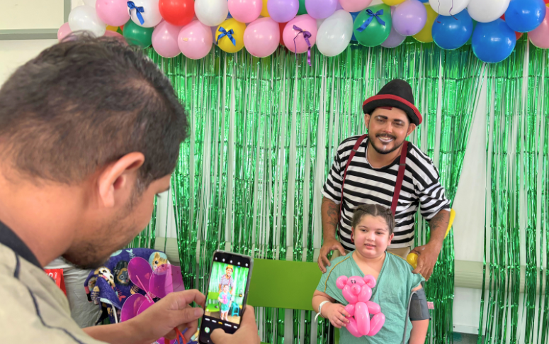 Mês das crianças no Hias: pacientes, acompanhantes e profissionais celebram com show de circo e balões