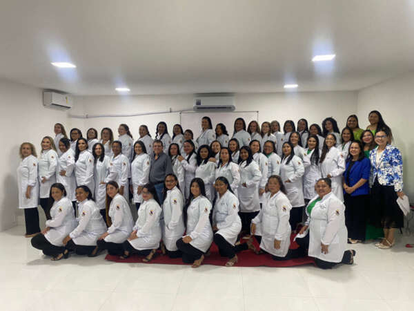 Dedicação e novos caminhos: alunas da Uece concluem curso de Cuidadora de Idosos