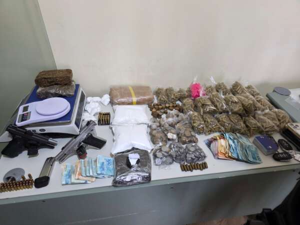 PCCE deflagra operação e prende quatro pessoas em posse de drogas, armas, celulares e carros de luxo