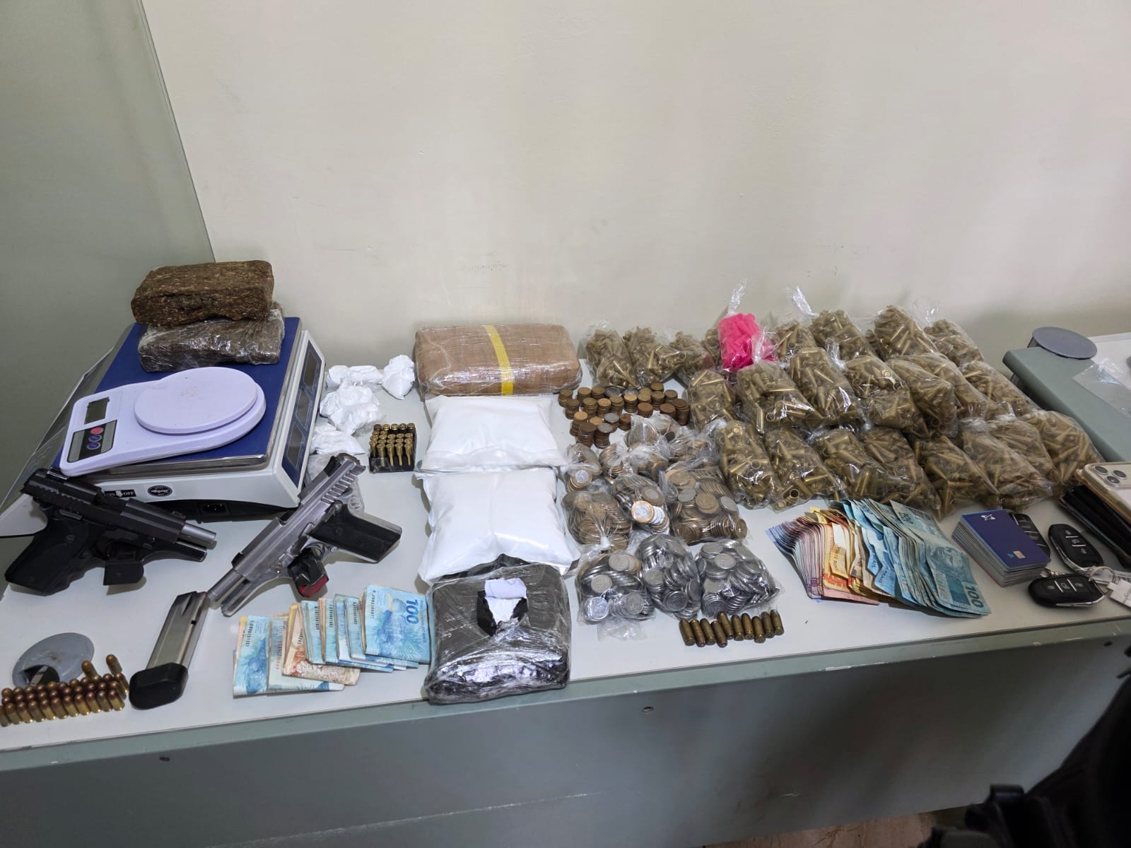 PCCE deflagra operação e prende quatro pessoas em posse de drogas, armas, celulares e carros de luxo