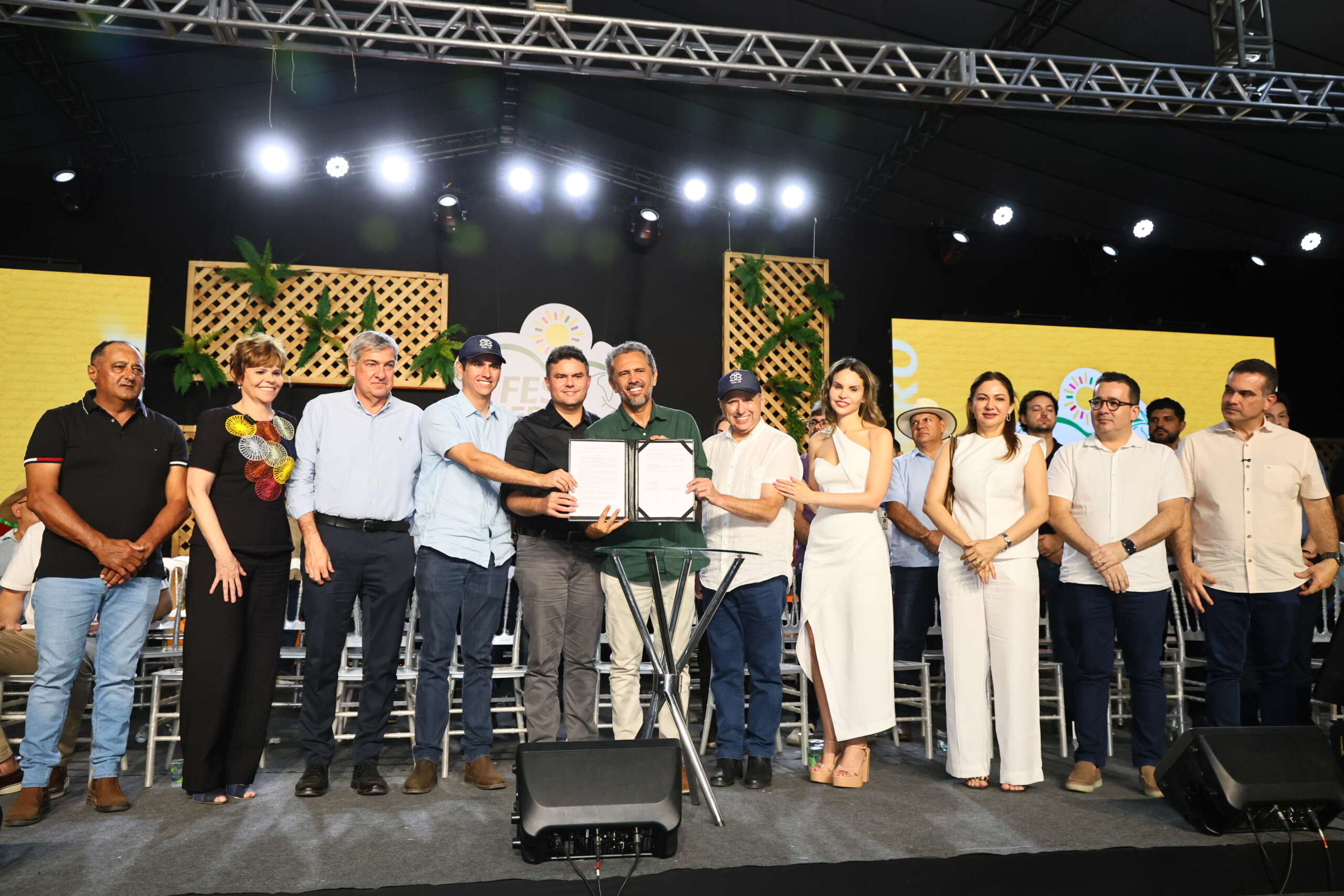 Em Tauá, governador Elmano de Freitas participa de abertura de feira de exposição e vistoria obras