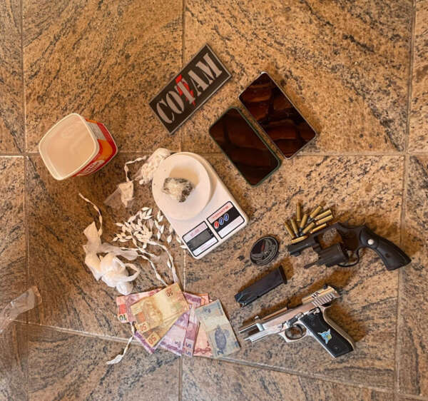 Com informações do Disque-Denúncia 181, Polícia Militar apreende adolescente, drogas e armas na Capital