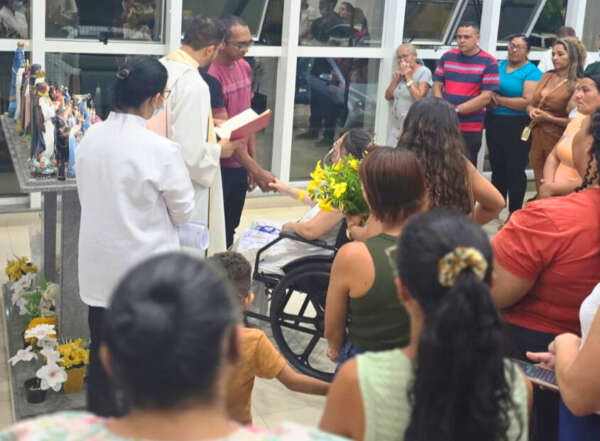Paciente internada no Hospital Regional do Cariri realiza sonho do casamento