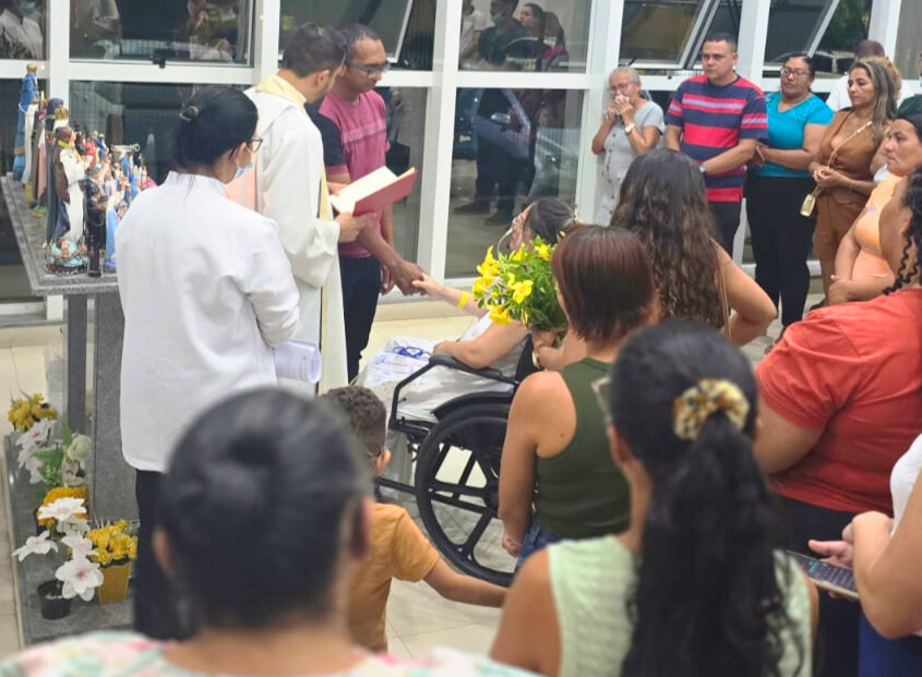 Paciente internada no Hospital Regional do Cariri realiza sonho do casamento