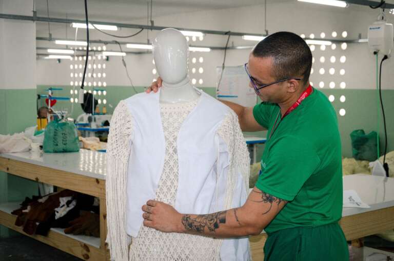 Internos do sistema prisional cearense confeccionam coleção inédita assinada por estilistas no Ceará Moda Contemporânea 2025