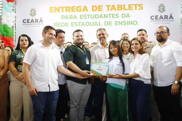 Em Reriutaba, Governo do Ceará entrega tablets para 300 alunos da 1ª série do Ensino Médio de duas escolas