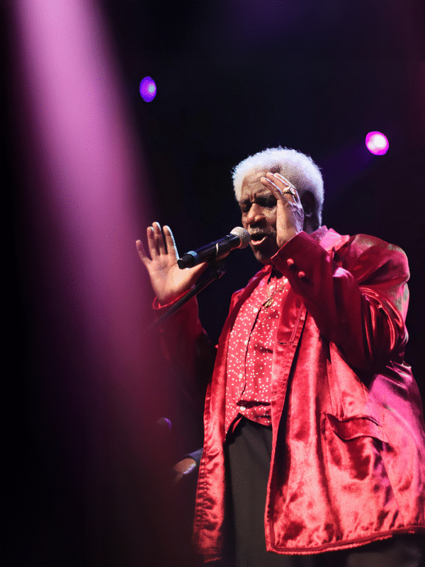 Tony Tornado apresenta o show Soul & Emoção no Cineteatro São Luiz