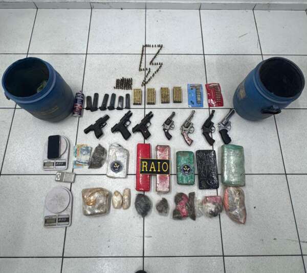 Dupla é presa com sete armas de fogo, 630 munições e quase 8 kg de drogas em Sobral