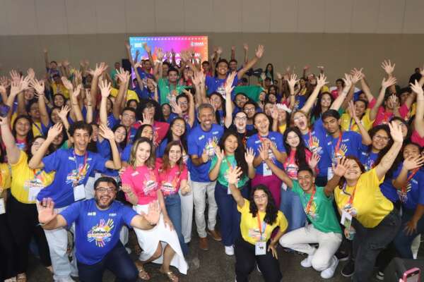 Governo do Ceará anuncia programa para incentivar protagonismo estudantil e inclusão de tênis no fardamento escolar