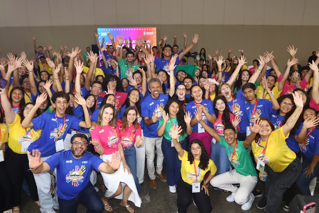 Governo do Ceará anuncia programa para incentivar protagonismo estudantil e inclusão de tênis no fardamento escolar