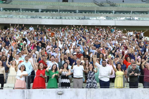 ”A escola do Ceará não seria a mesma sem cada um e cada uma de vocês”, agradeceu Elmano de Freitas aos gestores escolares durante evento em alusão ao Dia do Diretor Escolar