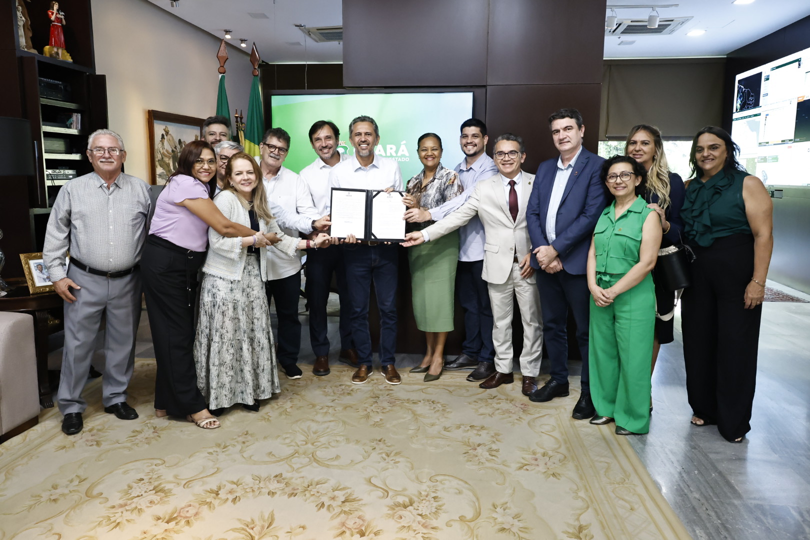 Governador sanciona novo plano de cargos e carreiras para servidores administrativos de universidades estaduais