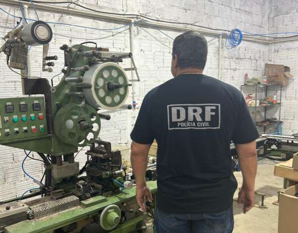 PCCE desarticula fábrica clandestina de cigarros em Tianguá; 10 estrangeiros são autuados na ofensiva