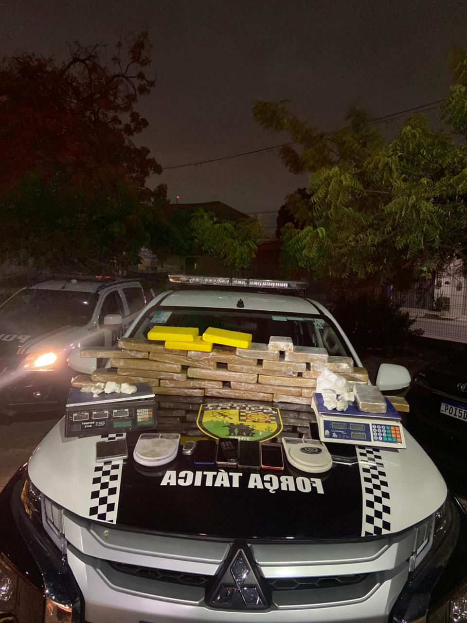 PMCE apreende 30 kg de drogas, artefatos explosivos e prende suspeito no Conjunto Esperança