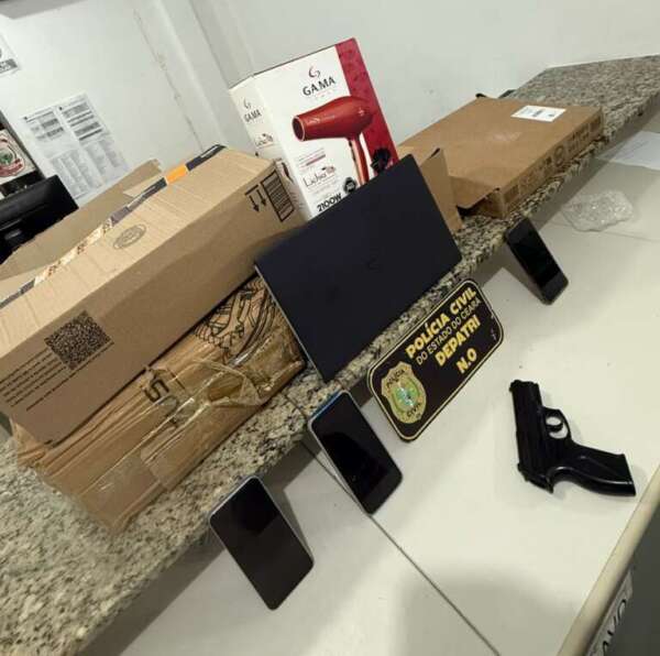 Polícia Civil prende em flagrante dupla suspeita de roubar carro de entregas em Fortaleza