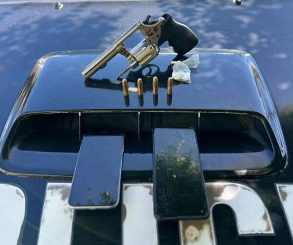 Polícia Militar prende suspeito com arma de fogo e entorpecentes em Itatira