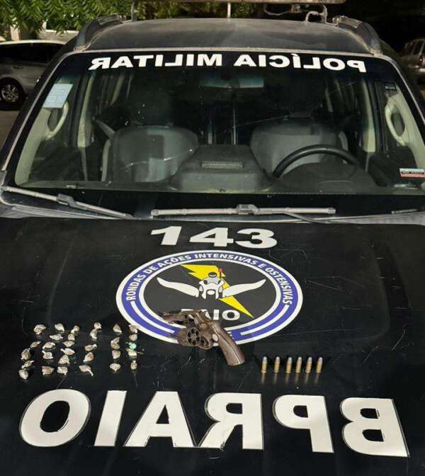 Policiais militares prendem homem e apreendem arma e drogas enterradas em Ararendá