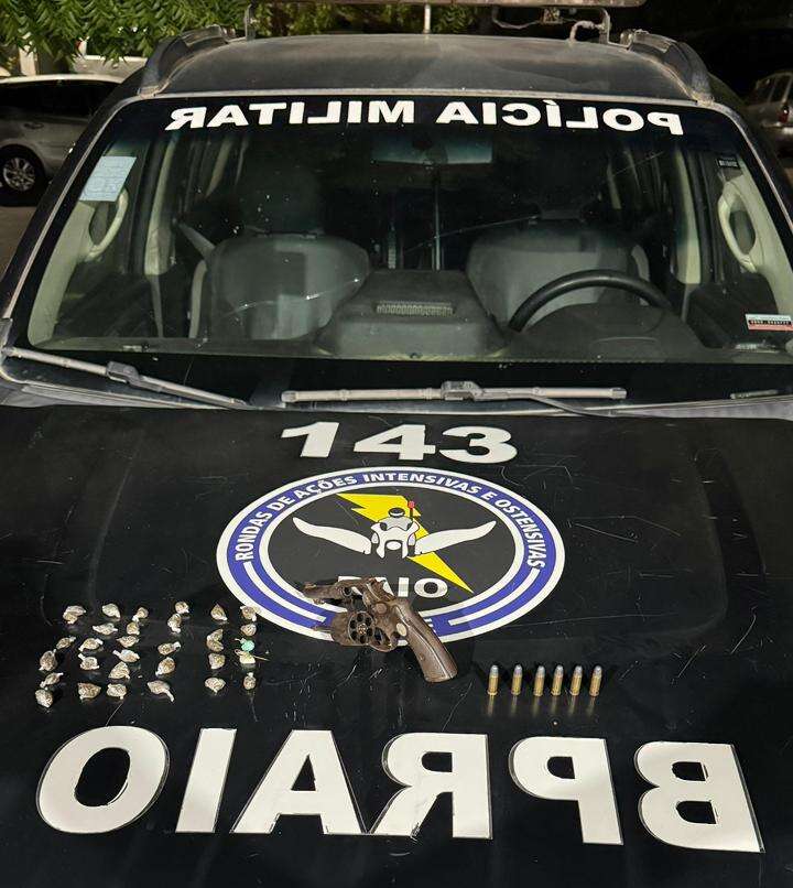 Policiais militares prendem homem e apreendem arma e drogas enterradas em Ararendá