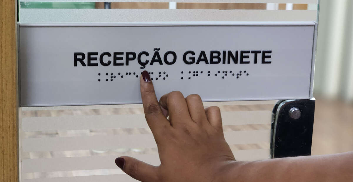 Seplag-CE moderniza sinalização e amplia acessibilidade para pessoas com deficiência